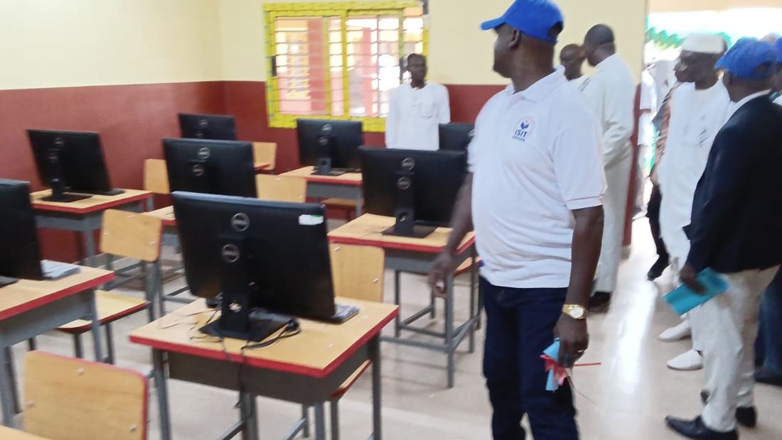 Salle informatique équipée d'ordinateurs
